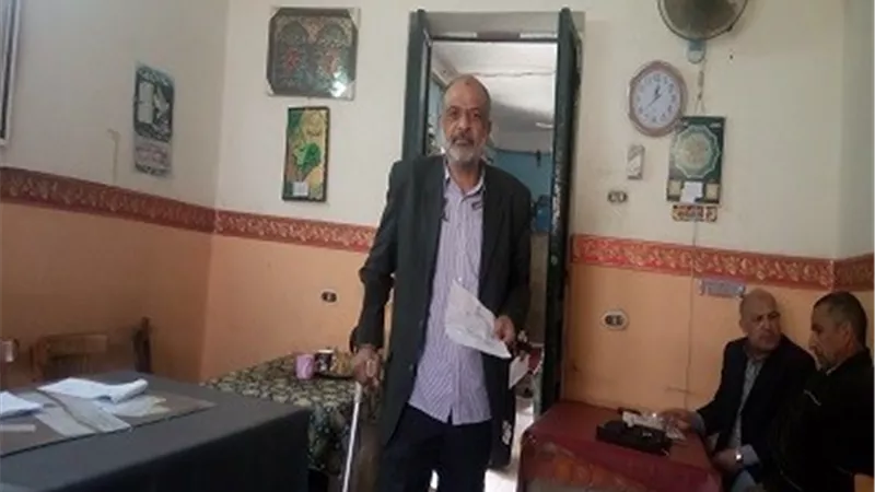 سمري..مسئول يصارع الاصابه من اجل انجاز العمل بالشهداء التعليمية