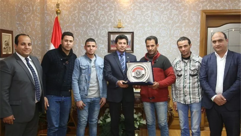 وزير الرياضة يكرم أبطال إنقاذ ركاب محطة مصر