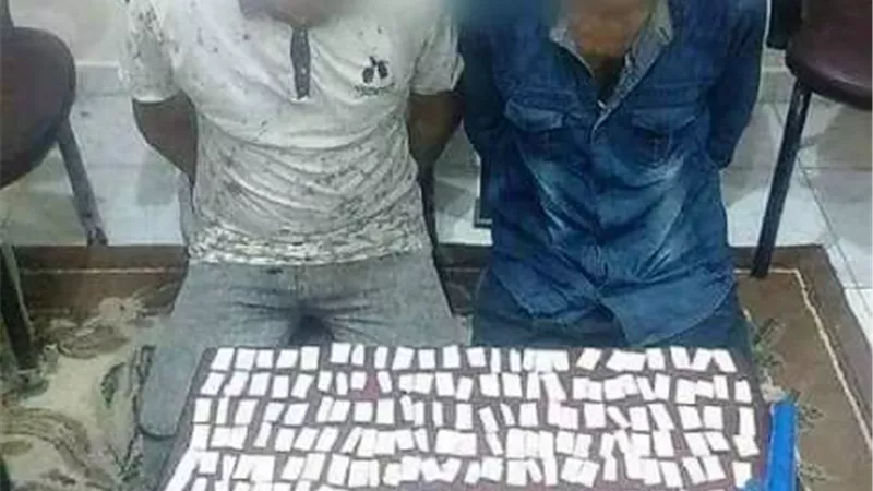 ضبط عاطل وبحوزته ٩٠ تذكرة هيروين وسلاح ابيض بكفرالزيات