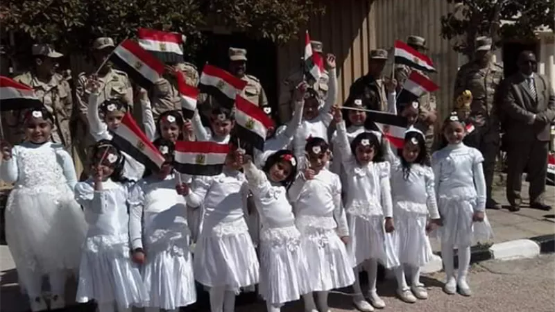 علم مصر يُزيِّن سماء مدارس الإسكندرية .