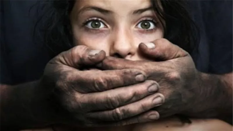 يختطف جارته الطفله ويشار ك فى البحث عنها بالفشن
