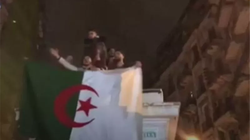 احتفالات في شوارع الجزائر.. بعد انسحاب بوتفليقة