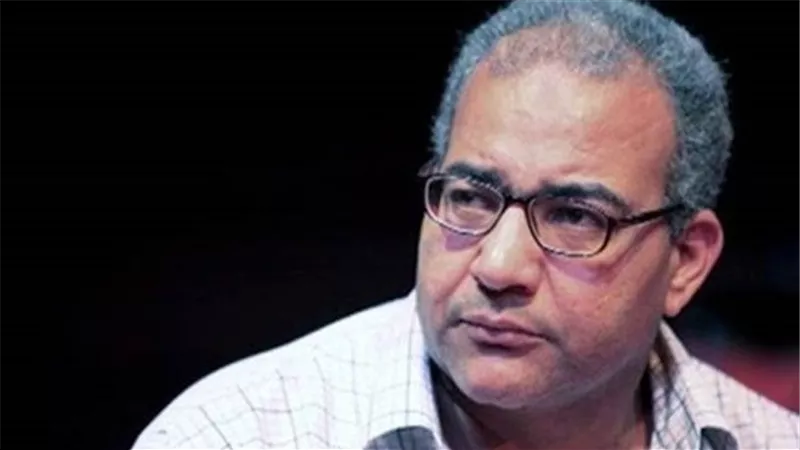 بيومي فؤاد يغالب دموعه ليروي كواليس تلقيه خبر وفاة والدته