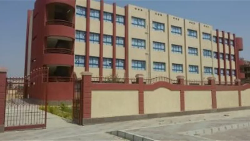 اخلاء مدرسة بالسويس بعد سقوط واجهه مبني تعليمي