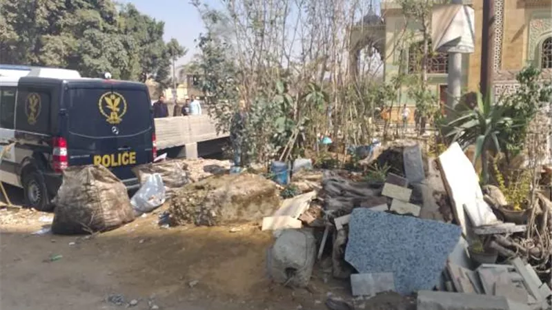 كلاب ضاله تكشف العثور جثة مقتولة بداخل جوال بالمعصرة