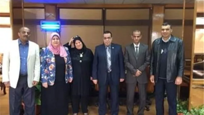 وزير التعليم العالى يجدد لمديري عموم بجامعة القناة