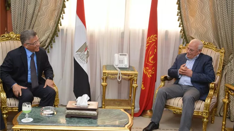 محافظ بورسعيد يبحث مع رئيس هيئة الاعتماد والرقابة الصحية الترتيبات الجارية لمنظومة التامين الصحي الشامل