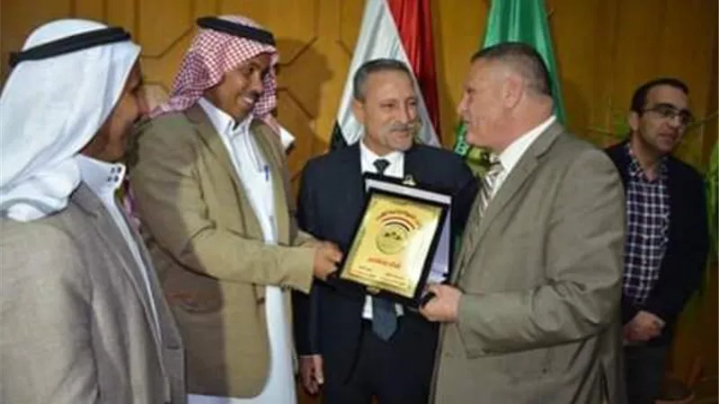 محافظ الإسماعيلية يكرم رؤساء وفود مهرجان الهجن بالصور