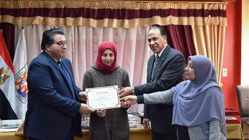 وكيل وزارة التربية والتعليم بجنوب سيناء يكرم موجهات ومعلمات الاقتصاد المنزلي