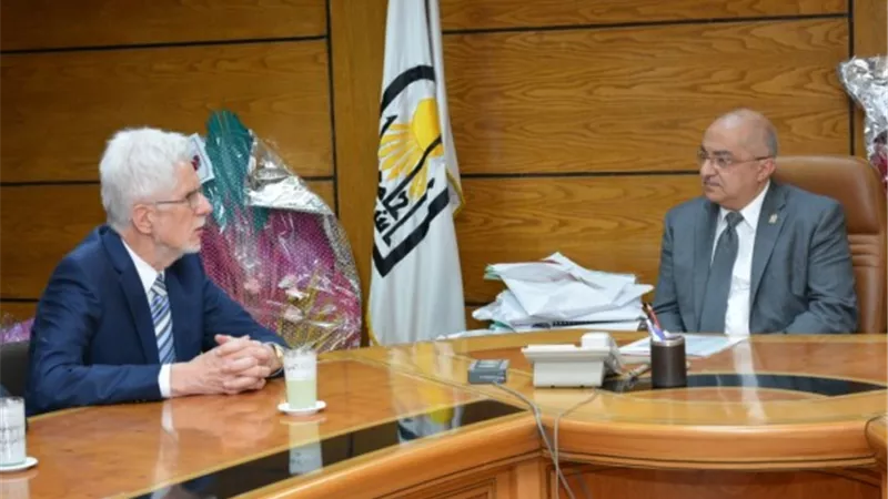 رئيس جامعة أسيوط يستقبل عالماً ألمانياً في إطار زيارته للجامعة لمناظرة بعض حالات أورام الأطفال