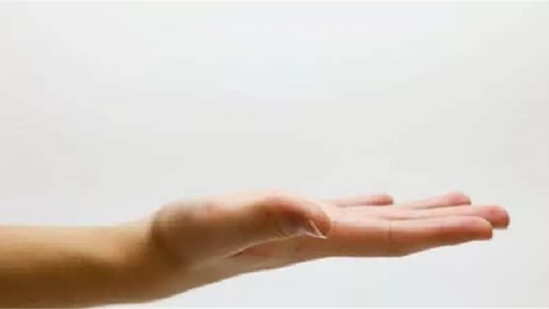 تقطع يدها بمنشار للحصول على المال