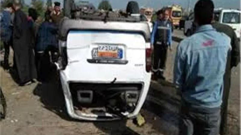 اصابة 8 اشخاص فى حادث انقلاب سيارة ميكروباص على الطريق الزراعى بالبحيرة