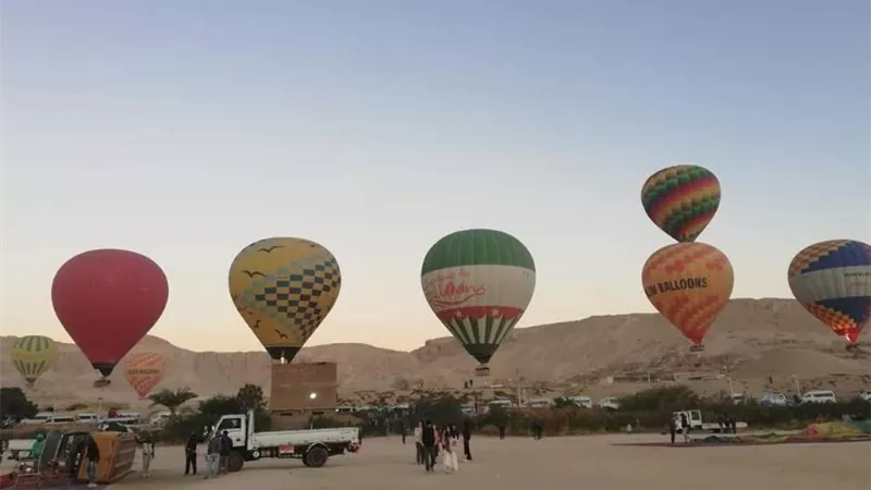 400 سائحا يحلقون فى سماء الأقصر على متن 20 رحلة