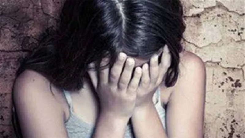 ذئب بشري يغتصب طفلته.. ويفض غشاء بكارتها