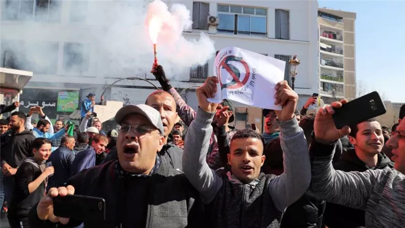 شاهد.. ساحة البريد المركزي بالجزائر قبلة المتظاهرين التراثي