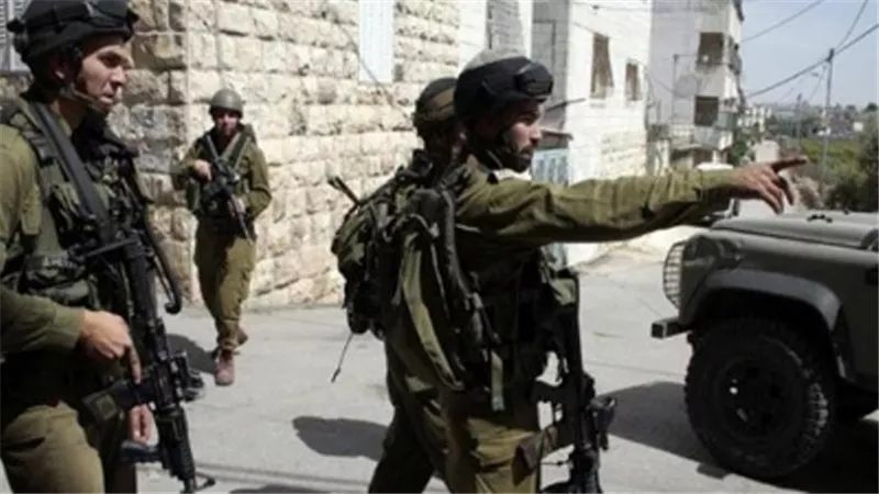 الاحتلال الإسرائيلي يعتقل نائبا فلسطينيا و29 آخرين