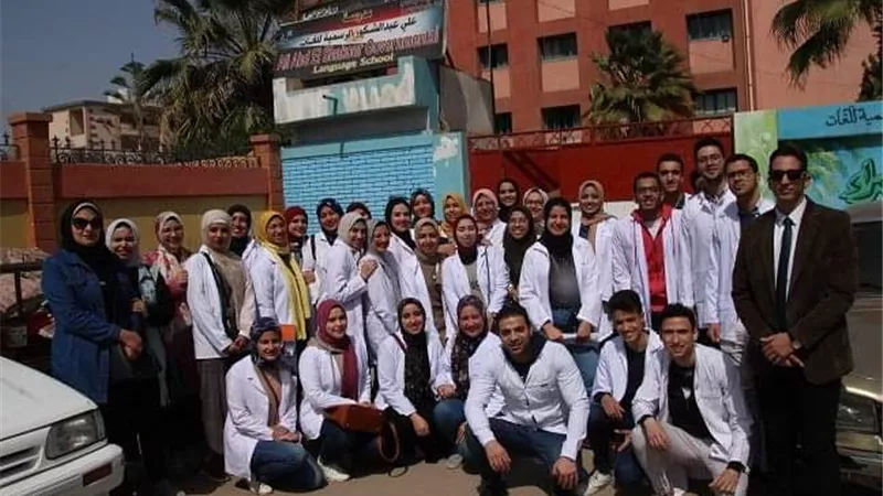 طب أسنان كفر الشيخ تنظم قافلة طبية في مدرسة علي عبد الشكور للغات