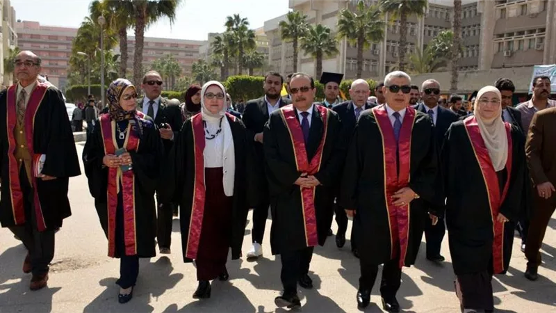 بالصور.. حفل تخريج دفعة جديدة من الطلاب بـ 