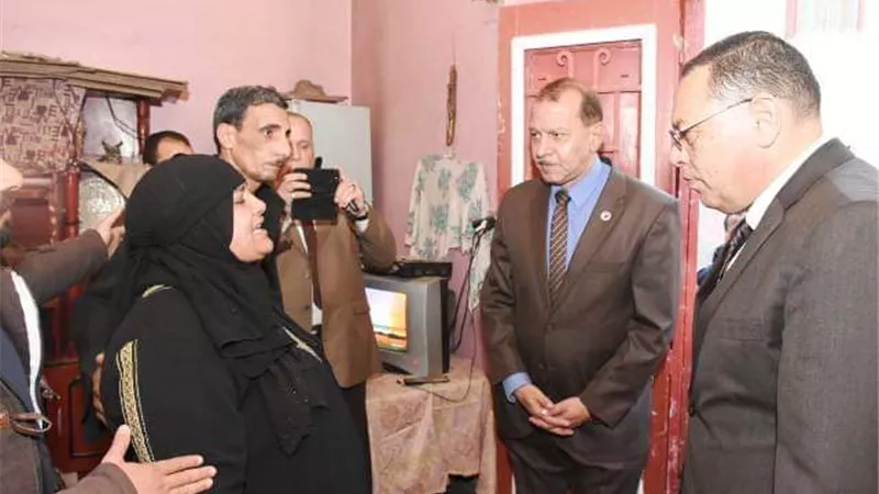 محافظ الشرقية يؤدي واجب العزاء لأسرة شهيد الواجب إبن قرية كفر شعبان بمنيا القمح