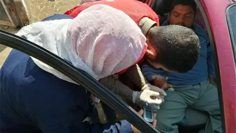 فحص مواطن داخل سيارته بادارة صحة تانيس بصان الحجر