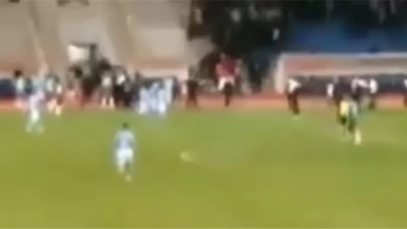 لاعب يخلع 
