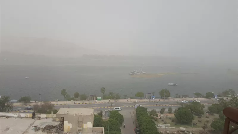 عاصفة ترابية تتعرض لها أسوان صباح الخميس