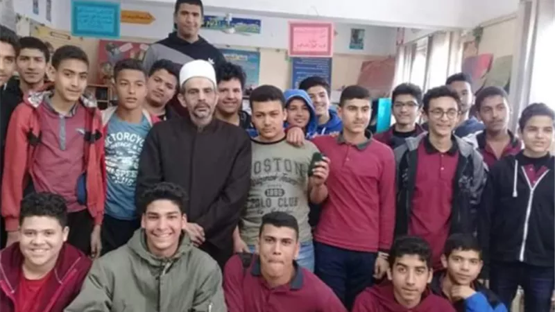 أوقاف العبور تناقش أفكار طلاب المدارس الدينية وتحثهم علي الإعتدال والوسطية