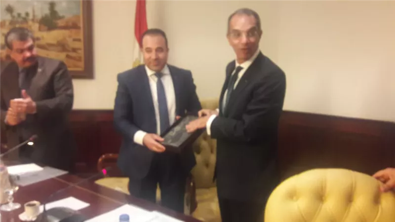 وزير الاتصالات يهدي النائب أحمد بدوي ايقونة حفظ البيانات.. صور
