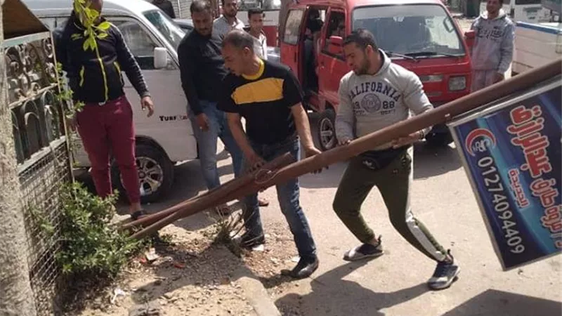 حملة مكبرة لإزالة الإعلانات المخالفة في الإسماعيلية..صور