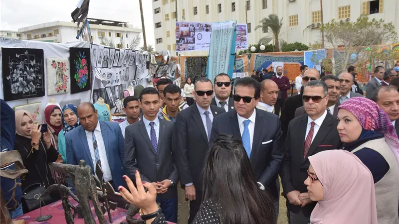وزير التعليم العالي يفتتح معرض الأنشطة الطلابية بجامعة بني سويف