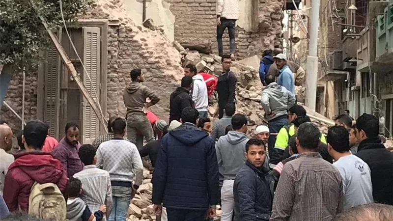 محافظ الغربية يقرر صرف ١٠ آلاف جنيه لأسرة المتوفى فى انهيار أحد المنازل بطنطا.. صور
