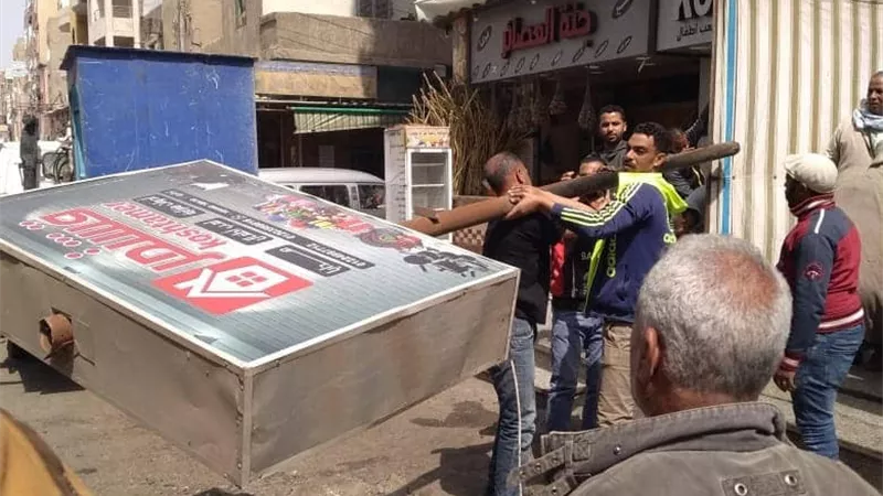ازالة الاعلانات المخالفة و المنتهية الترخيص بأحياء الاسماعيلية