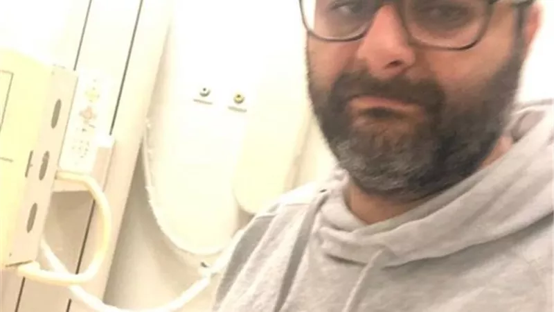 اصابة المنتج وليد منصور ونقله الى المستشفى