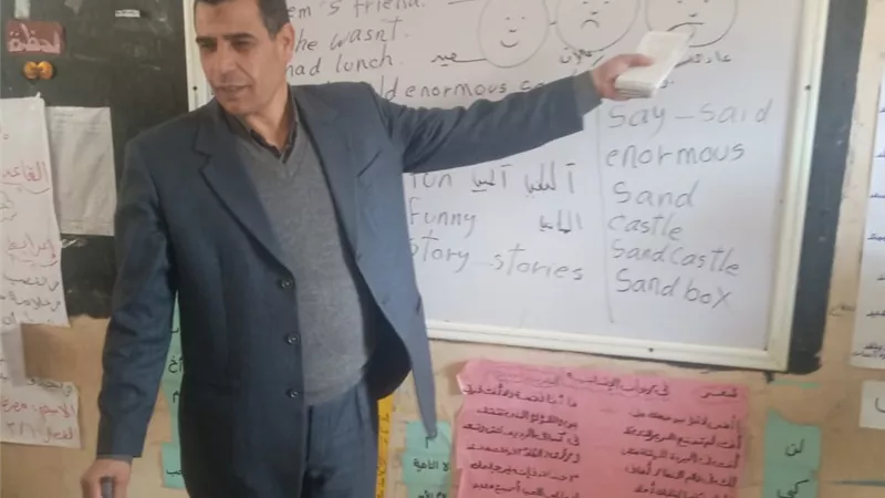 مدير تعليم الخانكة يشرح حصة لغة انجليزية لطلاب الصف السادس