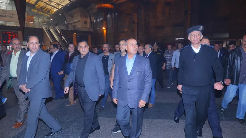 وزير النقل يتفقد محطة مصر في السابعة صباحا لمتابعة مستوى الخدمة