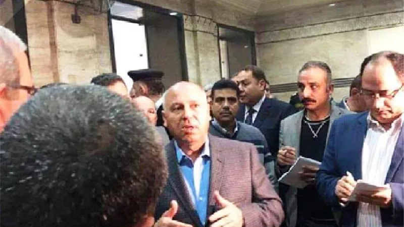 كامل الوزير وزير النقل.. وسط الركاب بمحطة طنطا