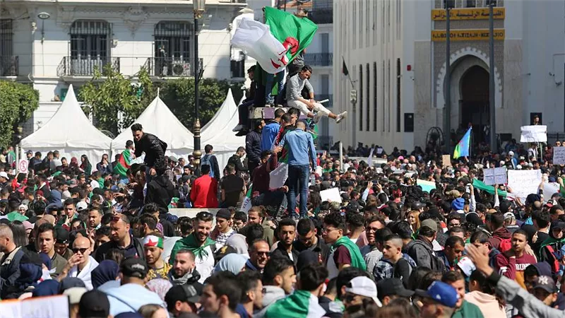 السلطات الجزائرية تغلق الطرق المؤدية إلى مقر الحكومة والبرلمان