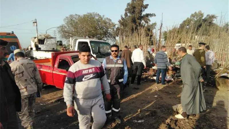 مصرع واصابة2 في انفجار دانة حروب في مخزن خردة بالبحيرة بالصور