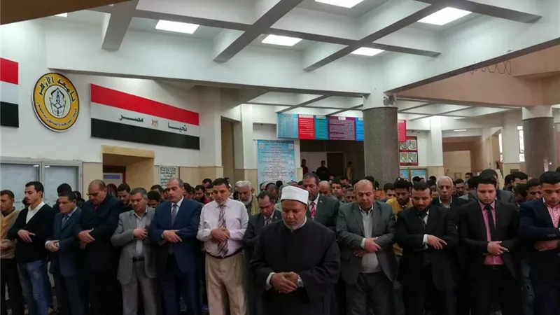 الأمير يؤدي صلاة الغائب على شهداء نيوزيلندا بدمنهور