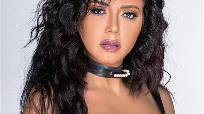 رانيا يوسف بكتف وكتف على كافية .. صور