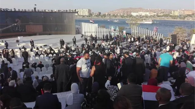 بدء توافد ضيوف مصر على المسرح المكشوف لحضور افتتاح ملتقى الشباب العربى الافريقى .. بالصور