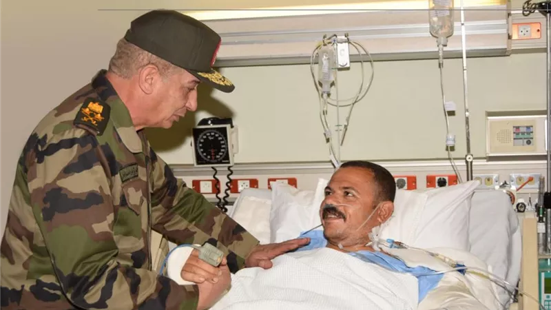 الفريق أول محمد زكى يزور المرضى بالمستشفيات العسكرية