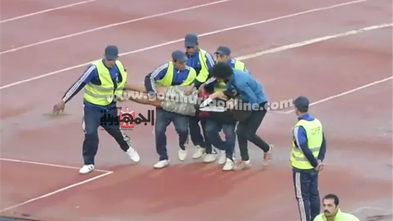 سقوط مشجع أهلاوى من مدرجات ملعب برج العرب