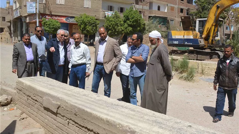جولة لمحافظ الأقصر بالمشروعات التنموية بمركزى البياضية والطود