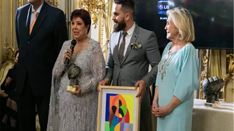 سفيان بوكرين يهدي إحدي لوحاته للفنانة رجاء الجداوي