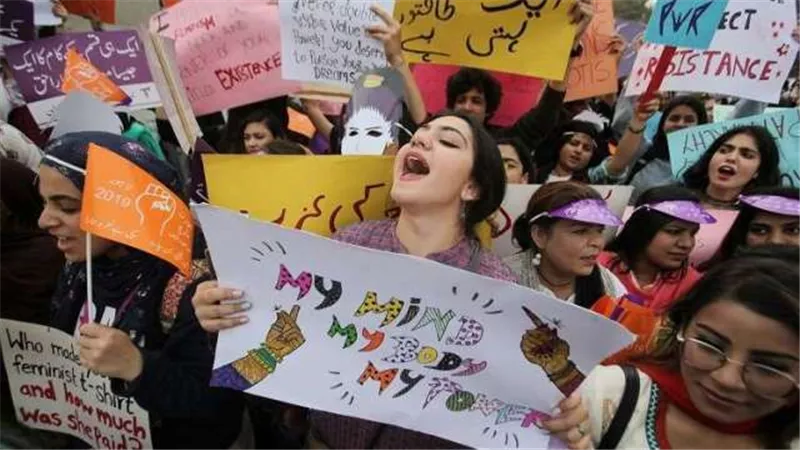 تهديدات بالقتل لنساء نظمن مسيرة نسائية في باكستان