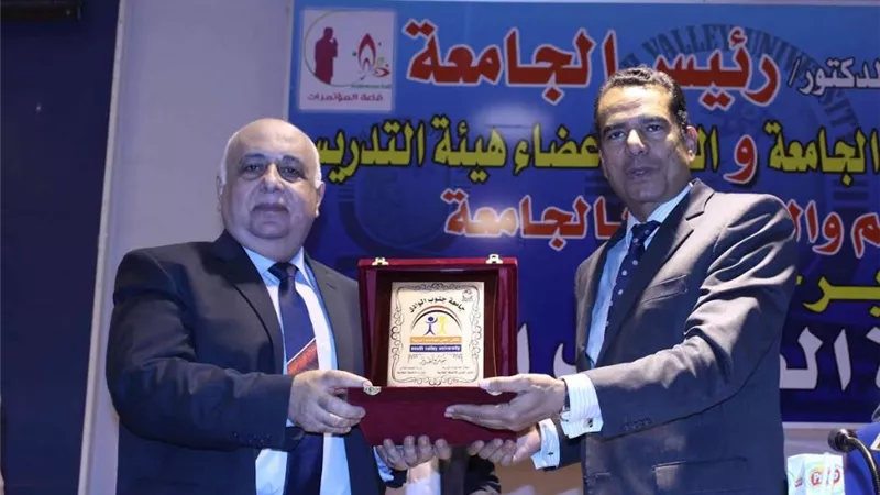 دور الشائعات في صناعة الازمات فى ندوه بجامعه جنوب الوادى