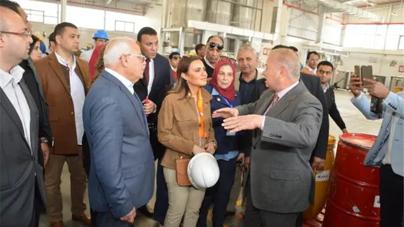 وزيرة الاستثمار ومحافظ بورسعيد يتفقدان مصنع لانتاج البويات بالمنطقة الصناعية