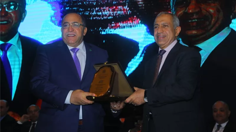 تكريم ابو سنه خلال فعاليات المؤتمر الدولى للنقل البحرى 