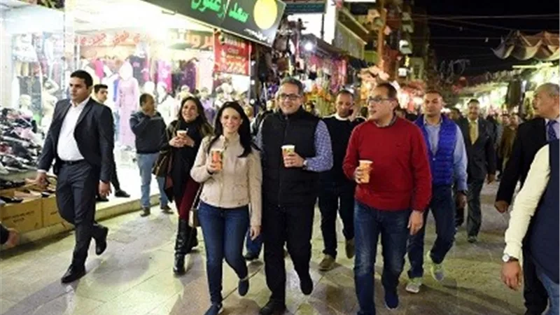 رئيس الوزراء ووزيري السياحة والأثار في جولة بسوق أسوان السياحي.. صور